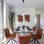 Akomodat En Precioso Y Moderno Con Jardin Y Parking