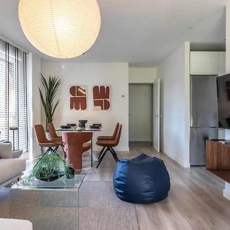 Akomodat En Precioso Y Moderno Con Jardin Y Parking *