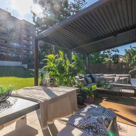 Akomodat En Precioso Y Moderno Con Jardin Y Parking