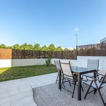 Akomodat En Precioso Y Moderno Con Jardin Y Parking 格乔