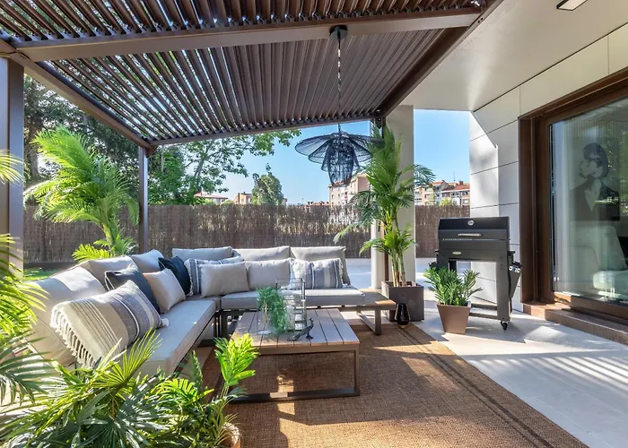 Akomodat En Precioso Y Moderno Con Jardin Y Parking Apartment