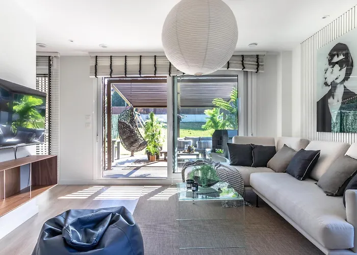 Akomodat En Precioso Y Moderno Con Jardin Y Parking Apartment