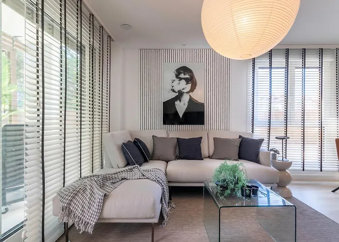 Akomodat En Precioso Y Moderno Con Jardin Y Parking Apartment