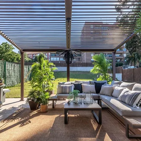 Akomodat En Precioso Y Moderno Con Jardin Y Parking Apartment