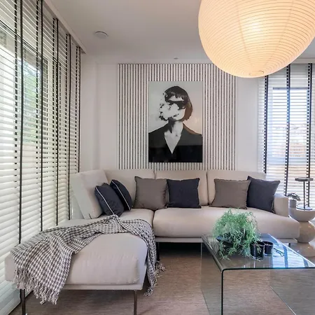 Akomodat En Precioso Y Moderno Con Jardin Y Parking Appartement