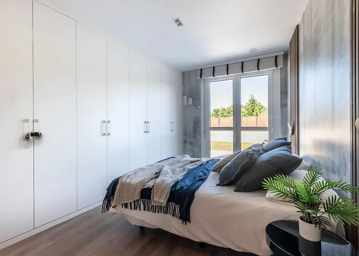 Akomodat En Precioso Y Moderno Con Jardin Y Parking *