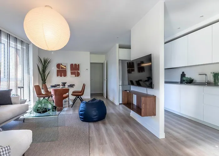 Apartment Akomodat En Precioso Y Moderno Con Jardin Y Parking