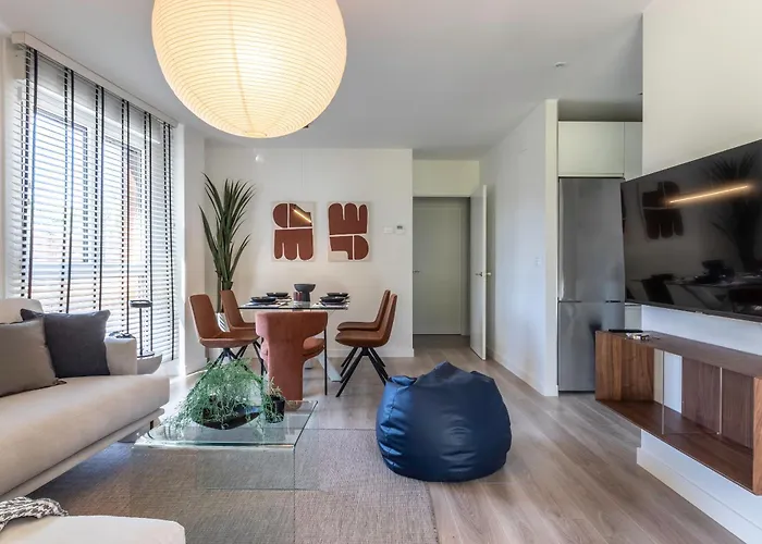 Akomodat En Precioso Y Moderno Con Jardin Y Parking *