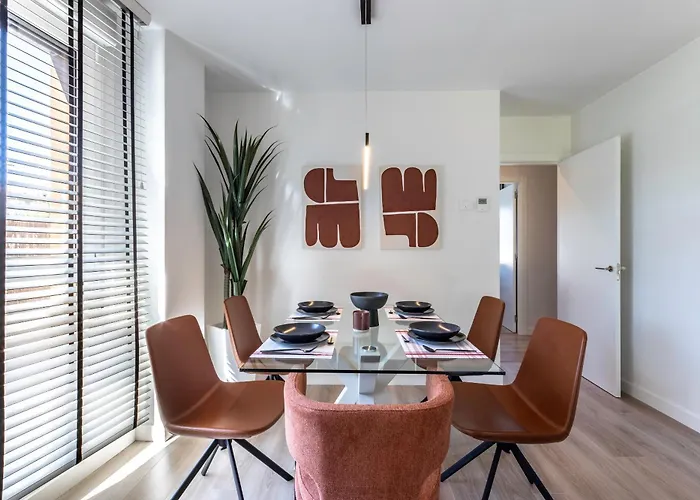 Akomodat En Precioso Y Moderno Con Jardin Y Parking