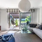Akomodat En Precioso Y Moderno Con Jardin Y Parking Lägenhet