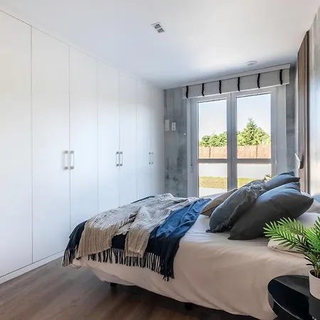 Akomodat En Precioso Y Moderno Con Jardin Y Parking *