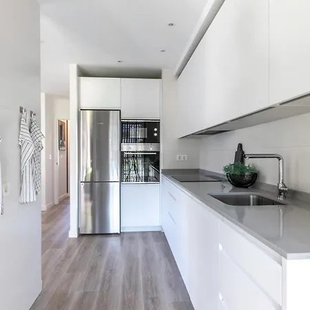 Lejlighed Akomodat En Precioso Y Moderno Con Jardin Y Parking